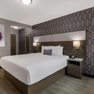 Zimmer mit Kingsize-Bett
